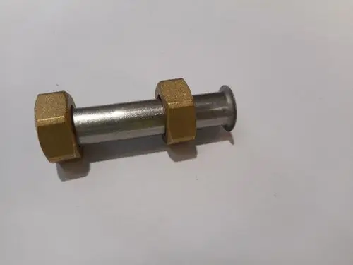 Edelstahlrohr mit zwei goldfarbenen halbrunden Elementen an den Enden, möglicherweise Teil eines Heizsystems von Remeha.